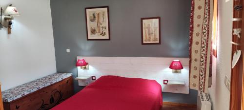 ピュイ・サン・ヴァンサンにあるResidence la Dame Blancheのベッドルーム1室(赤いベッド1台、赤いランプ2つ付)