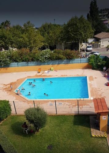 Elle offre une vue sur la grande piscine. dans l'établissement Le Sopraland 419, T2 climatisé, piscine, parking, au Cap d'Agde