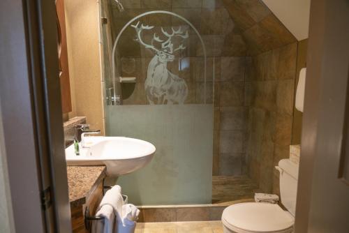 Ένα μπάνιο στο Banff Caribou Lodge and Spa