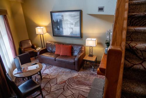 Χώρος καθιστικού στο Banff Caribou Lodge and Spa