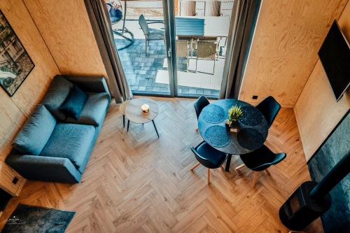 an overhead view of a living room with a table and chairs at Wierzbowa przystań in Czchów