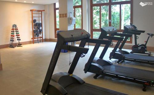 a gym with several tread machines in a room at Loft Res Pedra Azul - hospedagem nas montanhas in Pedra Azul