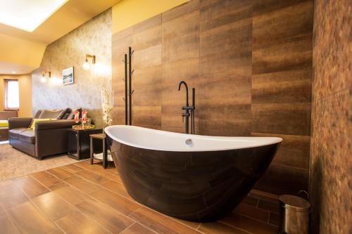 a bathroom with a bath tub in a room at Veres Motel in Veresegyház