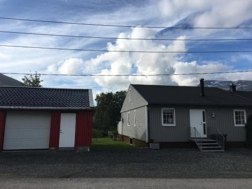 zwei Häuser stehen nebeneinander. in der Unterkunft Room in house on the road to Lofoten in Harstad