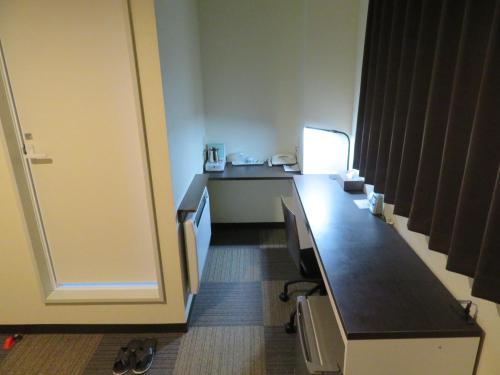 una oficina con una fila de escritorios en una habitación en Hotel Marue - Vacation STAY 76469v en Kamaishi