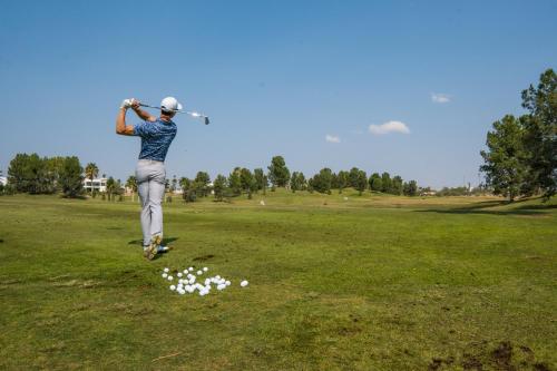a man jumping in the air while playing golf at Azul Talavera Country Club in Torreón