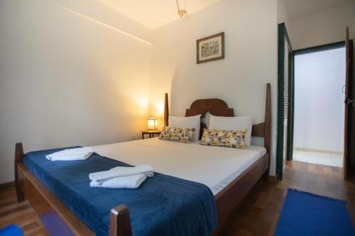 une chambre avec un lit avec deux serviettes dessus dans l'établissement Casa charmosa e espaçosa, à Tiradentes