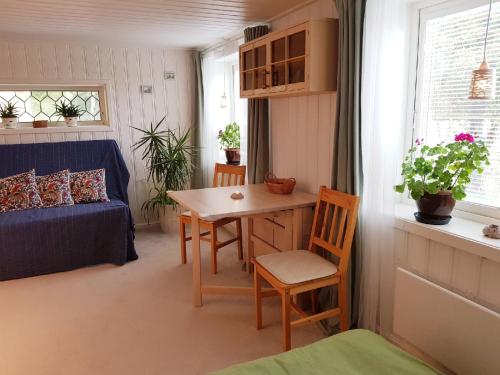 ein kleines Wohnzimmer mit einem Tisch und einem Sofa in der Unterkunft Apartments "Ecohouse" nearby Håverud Dalsland Sweden in Åsensbruk