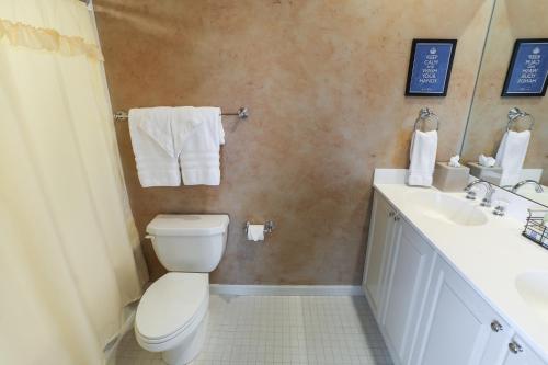 Bilik mandi di Oakmont Inn