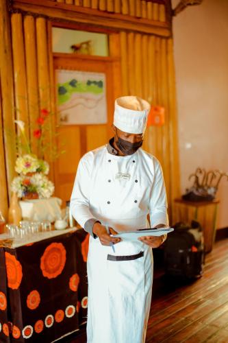 Miembros del personal de Ingagi Park View Lodge