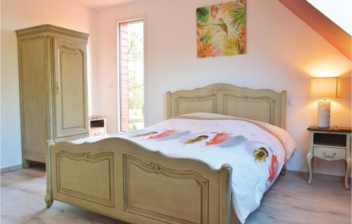 - une chambre avec un lit peint à base de poisson dans l'établissement Stunning Home In Saint-denoeux With Wifi, à Saint-Denoeux