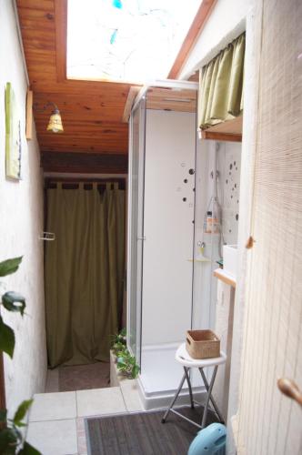 Ένα μπάνιο στο Petit studio atypique et cosy en Provence