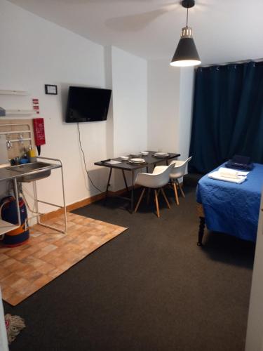 a room with a bed and a table and a desk at Estrada De Benfica 600 Apartamentos in Lisbon
