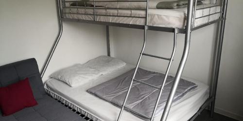 quelques lits superposés dans une chambre dans l'établissement Appartement meublé proche du futuroscope, à Poitiers