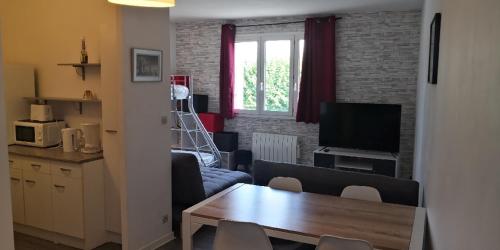 Η κουζίνα ή μικρή κουζίνα στο Appartement meublé proche du futuroscope