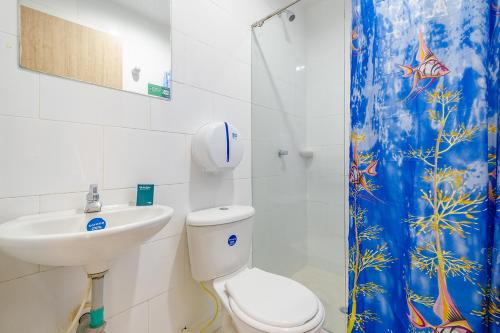 a bathroom with a toilet and a sink at Ayenda 1501 Metropolitana Plaza in Bucaramanga