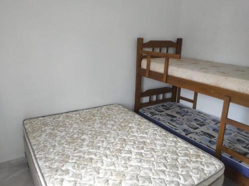 - 2 lits superposés installés côte à côte dans une chambre dans l'établissement Riviera Massaguaçu 23, à Caraguatatuba