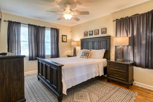 een slaapkamer met een bed en een plafondventilator bij 56 Valencia Street in St. Augustine