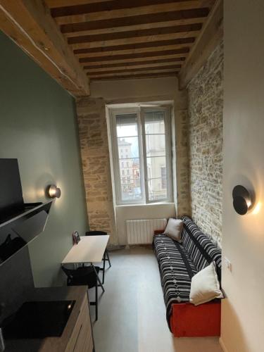 里昂的住宿－Le soyeux，客厅配有沙发和桌子