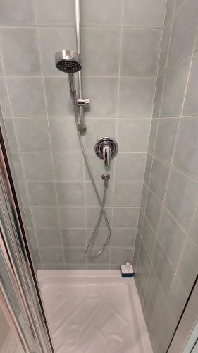 um chuveiro com uma mangueira na casa de banho em Renai studio flat em Florença