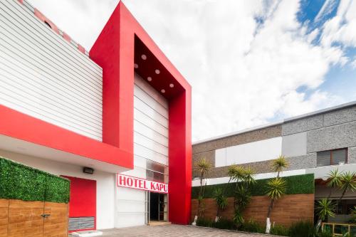 a building with a large red arrow on it at Hotel Kapu, Puebla in Puebla