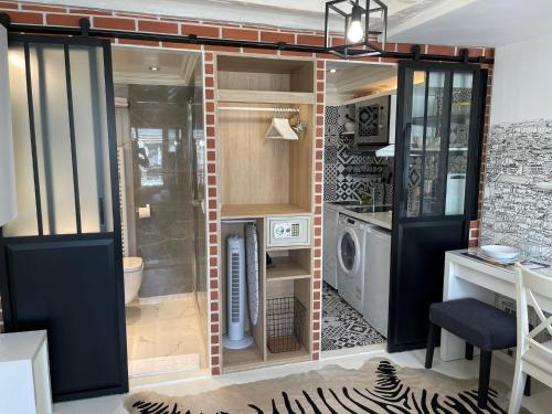 - une cuisine avec lave-linge et sèche-linge dans la chambre dans l'établissement Studio Beaubourg Marais, à Paris