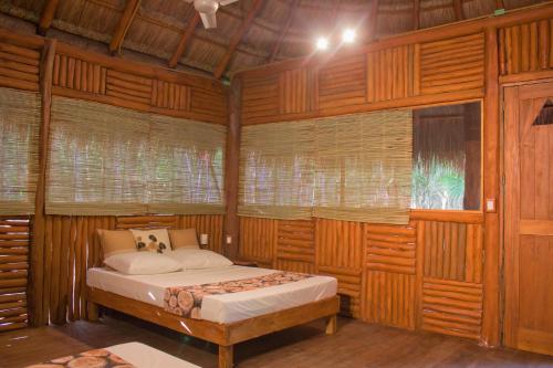 Posteľ alebo postele v izbe v ubytovaní Aldea Maya-Ha Cabañas con cenotes