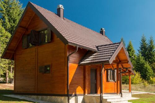 a small wooden house with a brown roof at Brvnara PETRA in Mitrovac