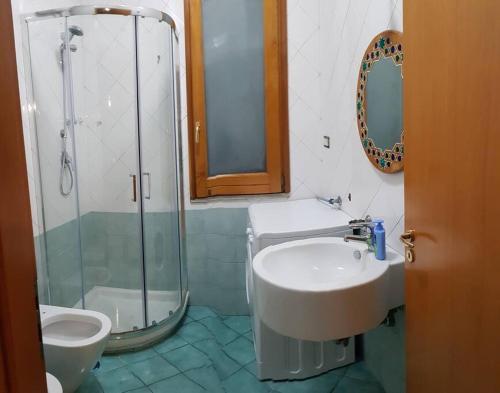 een badkamer met een wastafel, een douche en een toilet bij Casa Ambra in Cava deʼ Tirreni