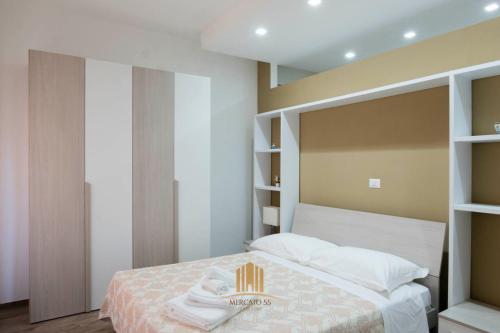1 dormitorio con 1 cama con toallas en MERCATO55, en Castellaneta