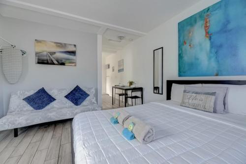 - une chambre blanche avec un grand lit et une table dans l'établissement Adorable private apartments in the Heart of Miami!, à Miami