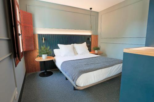 En eller flere senge i et værelse på Azotea Suites