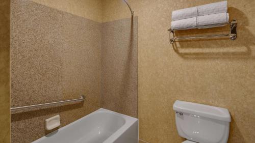 Ένα μπάνιο στο Best Western Plus Kelly Inn and Suites