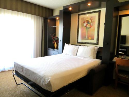 Llit o llits en una habitació de Polo Towers by Raintree