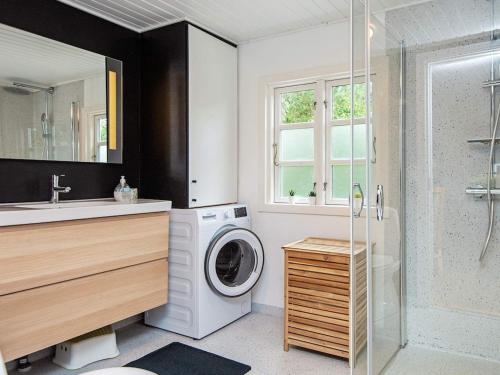 ハザスレウにあるHoliday home Haderslev XVIIIのバスルーム(シャワーの横に洗濯機付)