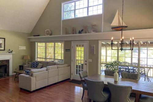 Χώρος καθιστικού στο Lakefront House with Private Dock and Fire Pit!