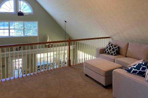 Χώρος καθιστικού στο Lakefront House with Private Dock and Fire Pit!