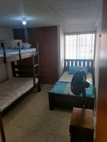 Tempat tidur susun dalam kamar di Hermosa Casa en excelente vecindario en San Gil