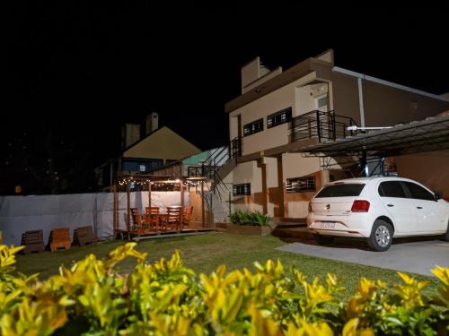 un coche blanco estacionado frente a una casa por la noche en Departamentos Bienestar Federacion, en Federación