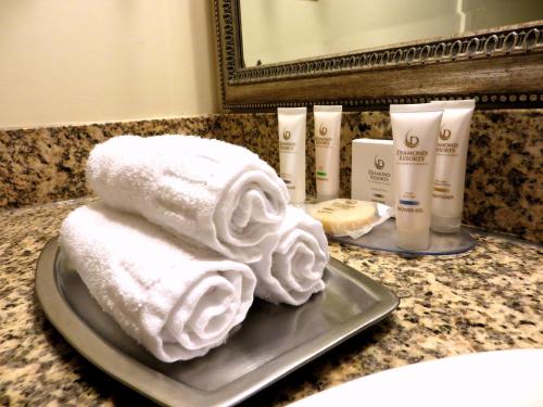 bandeja con toallas y otros productos en la encimera del baño en Polo Towers by Raintree, en Las Vegas