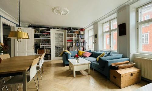 uma sala de estar com um sofá azul e uma mesa em ApartmentInCopenhagen Apartment 134 em Copenhague