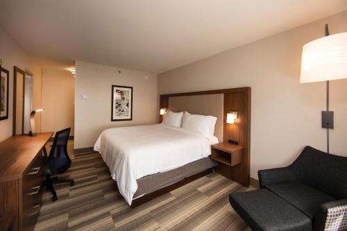 Tempat tidur dalam kamar di Holiday Inn Express Athens - University Area, an IHG Hotel