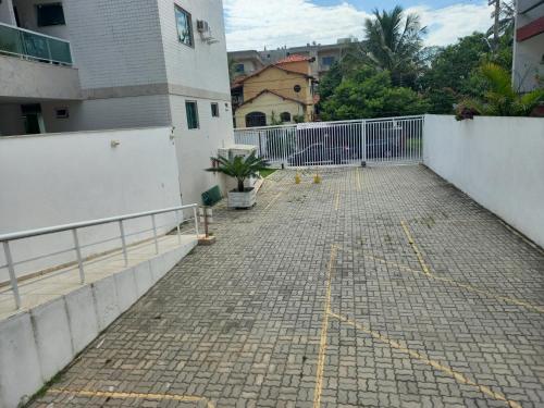 an empty parking lot next to a building at Apto de 2 quartos vista pro mar de Itaúna in Saquarema