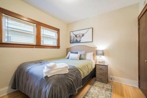 A bed or beds in a room at Milwaukee Bungalow