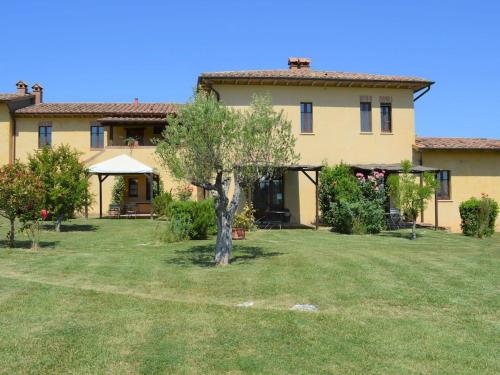 une grande maison avec un arbre dans la cour dans l'établissement Belvilla by OYO Monte, à Pievina