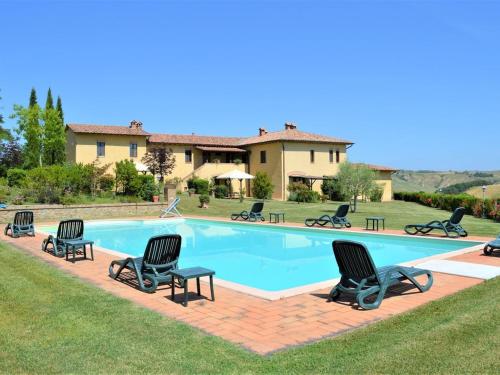 una piscina con sillas y una casa en Belvilla by OYO Monte, en Pievina