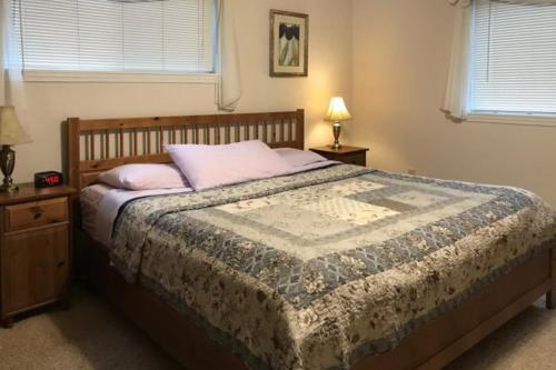 sypialnia z łóżkiem, 2 stołami i oknem w obiekcie Creek Condos w mieście Joseph