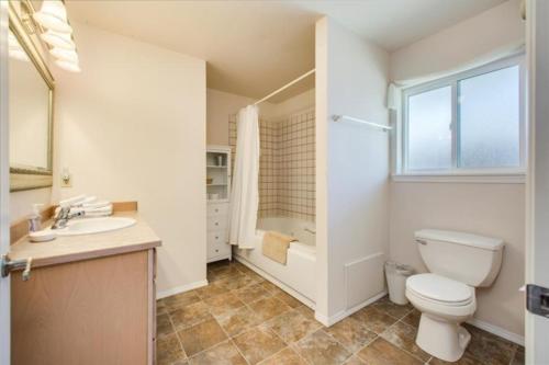 łazienka z toaletą, umywalką i oknem w obiekcie Creek Condos w mieście Joseph