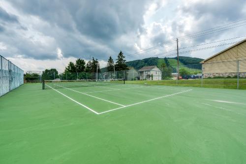 Εγκαταστάσεις για τένις ή/και σκουός στο Deep Creek Village ή εκεί κοντά