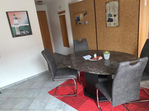 a dining room with a table and chairs at Mountain Home - ein Aufenthalt mit Weitblick in Niedermuhlern